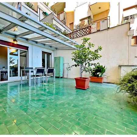 Homes In - Cozy Terrace Apartment *