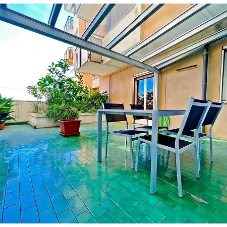 Homes In - Cozy Terrace Apartment *